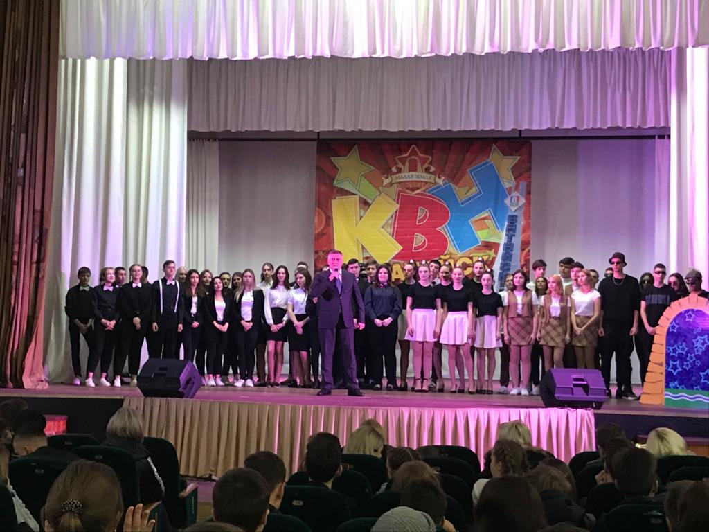 Геннадий Павлятенко приветствовал участников школьной лиги КВН