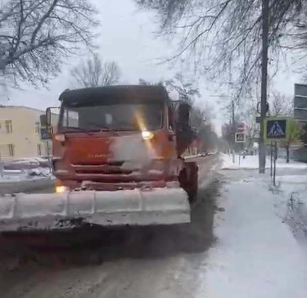 В Батайске продолжаются работы по уборке снега