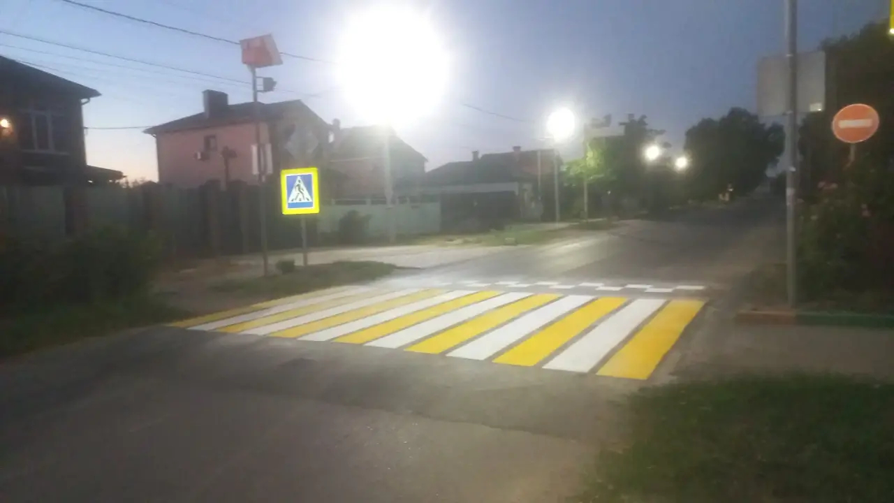 В Батайске обновляют разметку на пешеходных переходах