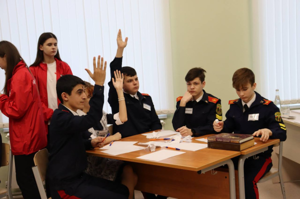 Батайчанам в преддверии Дня защитника Отечества на Уроке мужества рассказали о военной истории города 