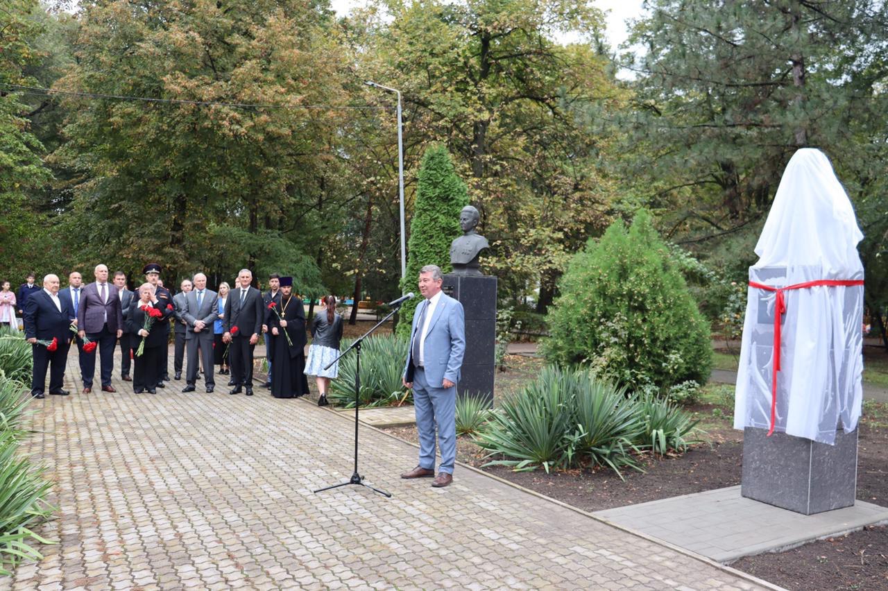 В Батайске открыли бюст Героя Социалистического Труда Петра Алексеевича Руденко