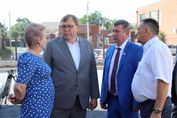 Александр Ищенко ознакомился с ходом строительства и модернизации учреждений образования в Батайске