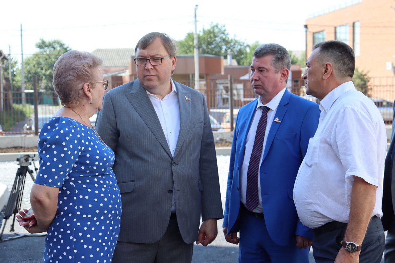 Александр Ищенко ознакомился с ходом строительства и модернизации учреждений образования в Батайске