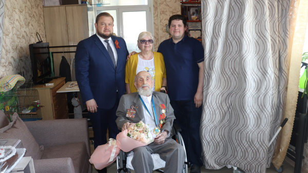 Ивану Дерябину вручено звание почетного гражданина