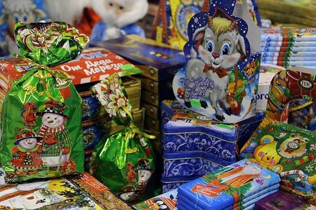 В Батайске продолжается выдача новогодних подарков детям из многодетных семей