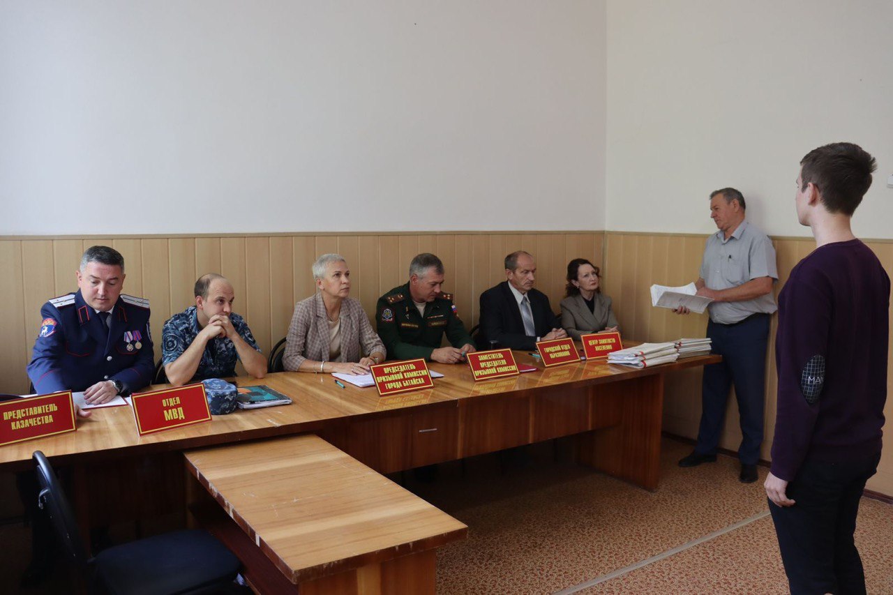 В Батайске продолжается осенний призыв