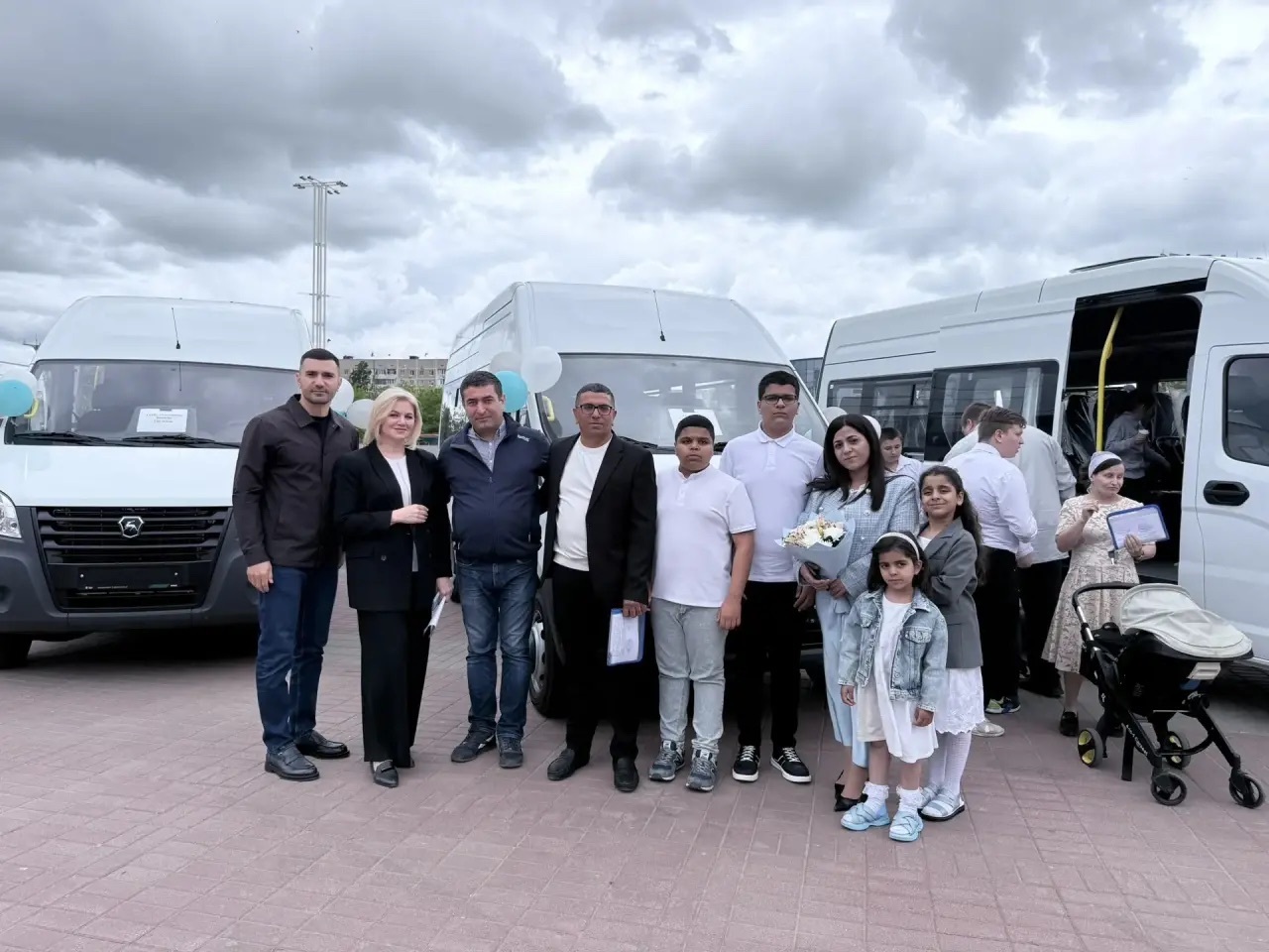 Многодетная семья из Батайска получила новый микроавтобус