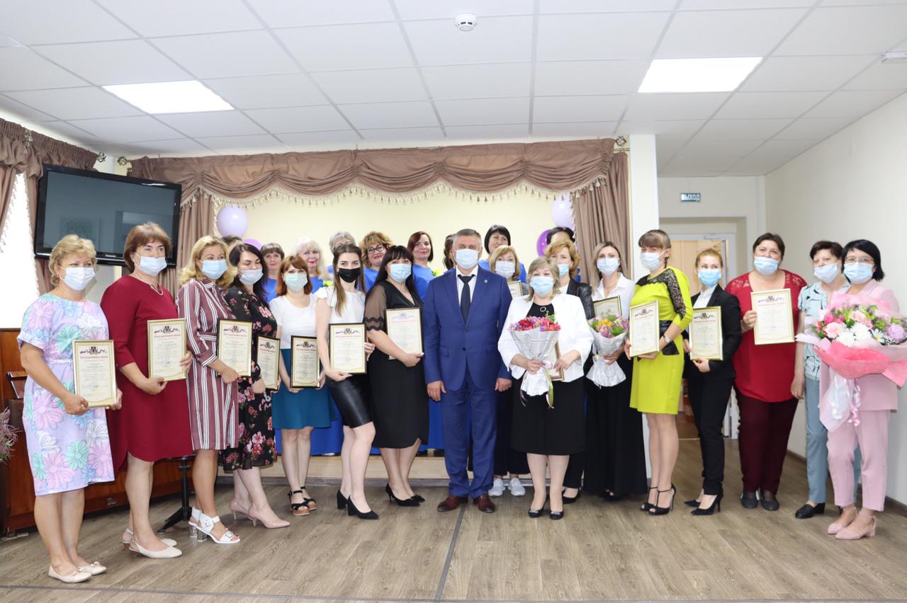 Геннадий Павлятенко поздравил социальных работников с праздником