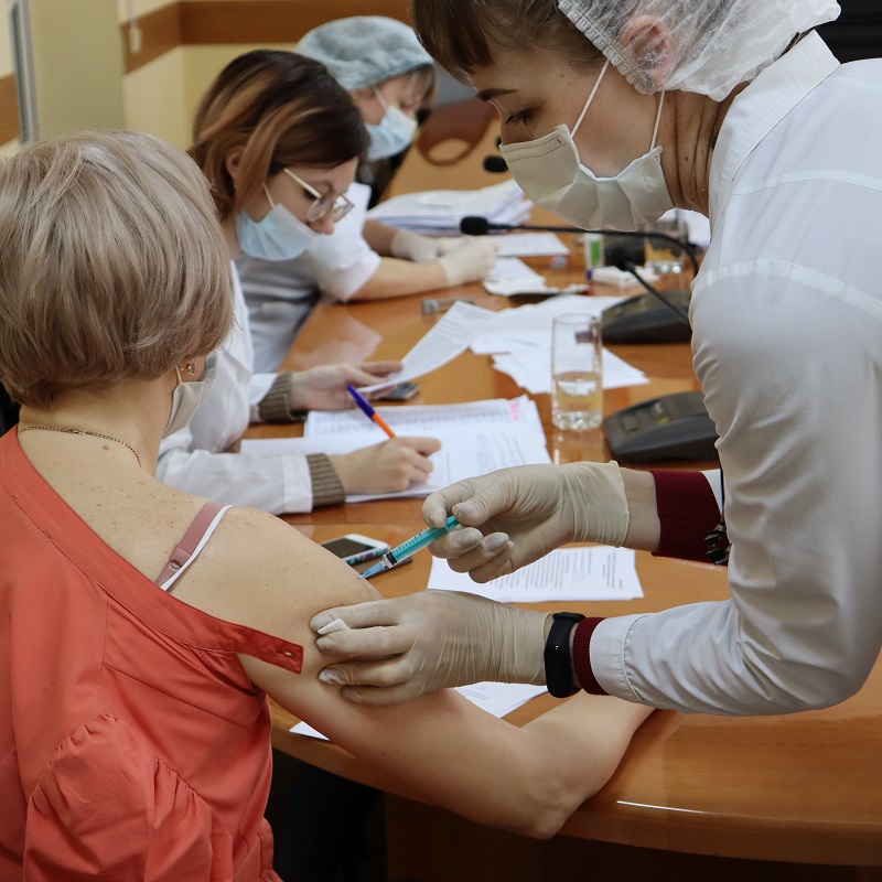 Мнение медиков: вакцинация от Covid-19 - защита от тяжелых форм заболевания и его осложнений