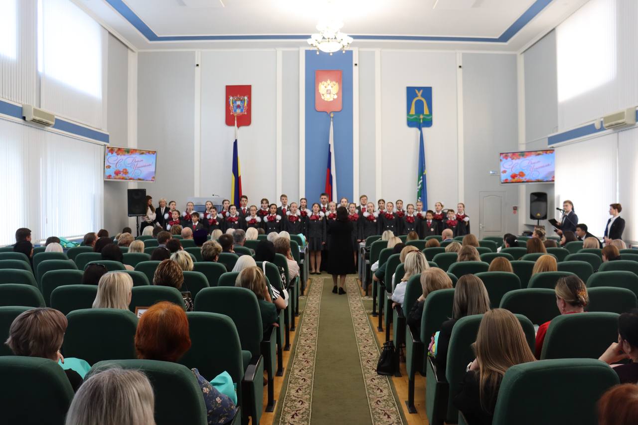 Батайских педагогов поздравили с Днем учителя