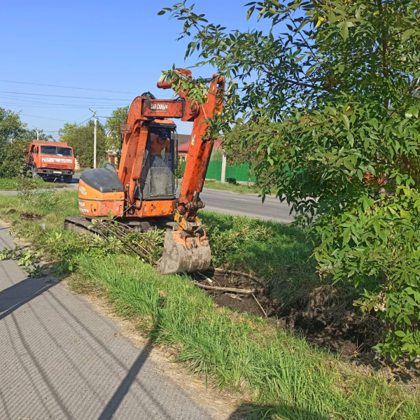 В Батайске продолжается уборка территорий